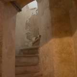 E� ora il momento di andare a visitare l�antico orologio, uno degli 8 orologi da torre di Bari. Per arrivarci dobbiamo ripercorrere scale simili a quelle precedenti, se non fosse che la struttura a chiocciola le rende pi� anguste e impraticabili